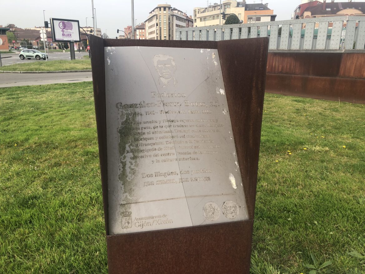 Placa d'homenaxe a Fierro Botas